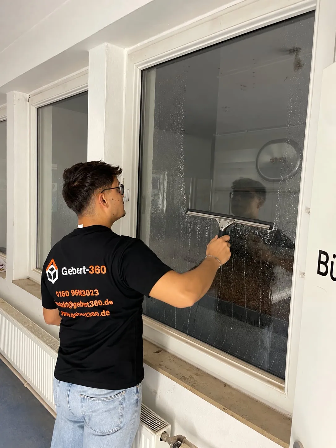 Gebert-360-Mitarbeiter zieht eine große Fensterscheibe mit dem Abzieher ab
